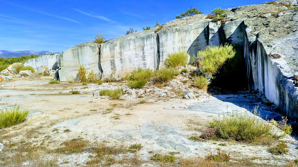 Corte con hilo diamantado en cantera de arenisca ornamental