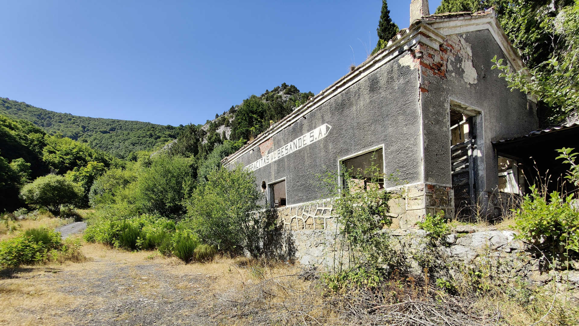 Antracitas de Besande — instalaciones abandonadas bocamina carbón