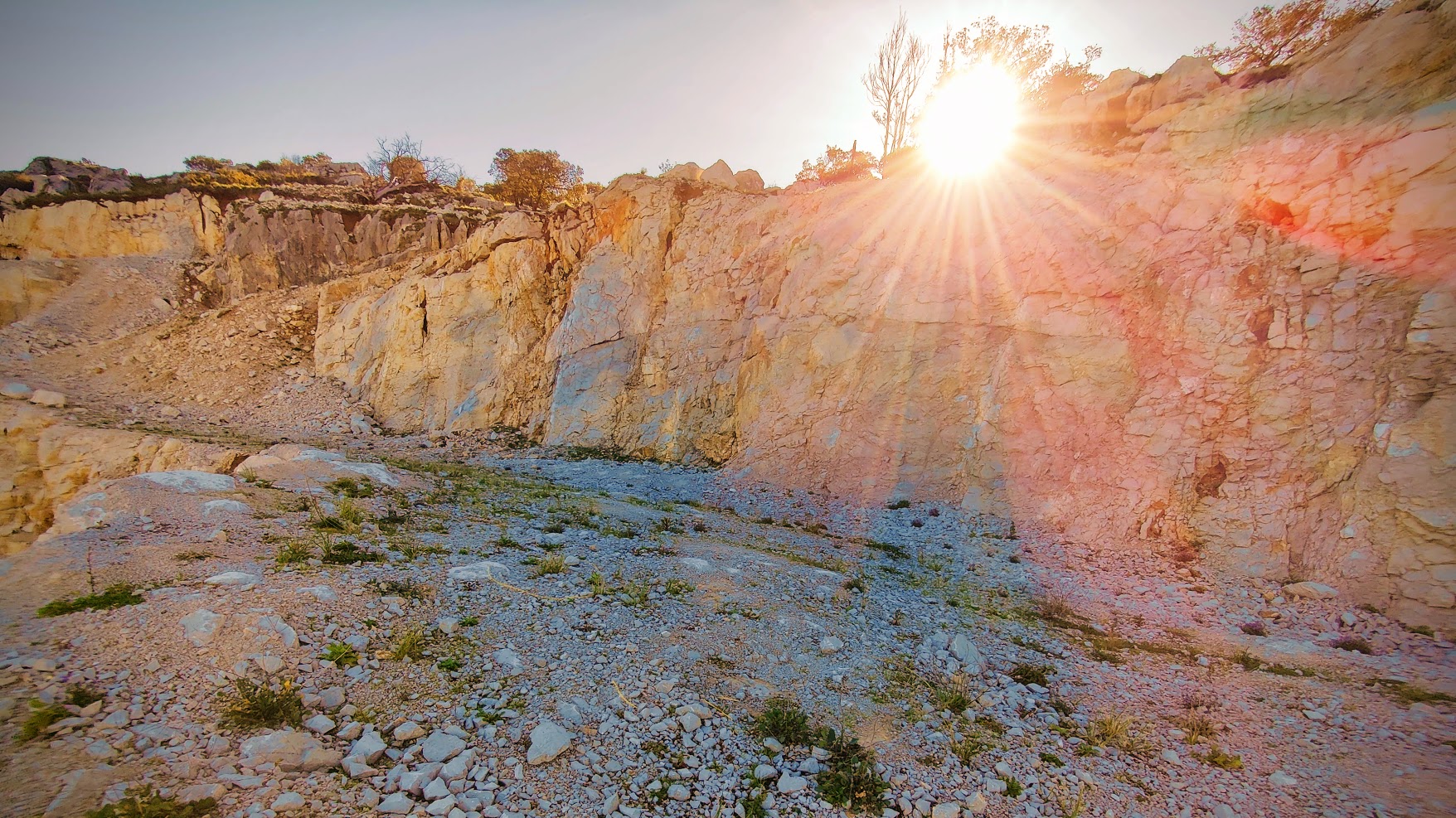 Cantera caliza — puesta de sol