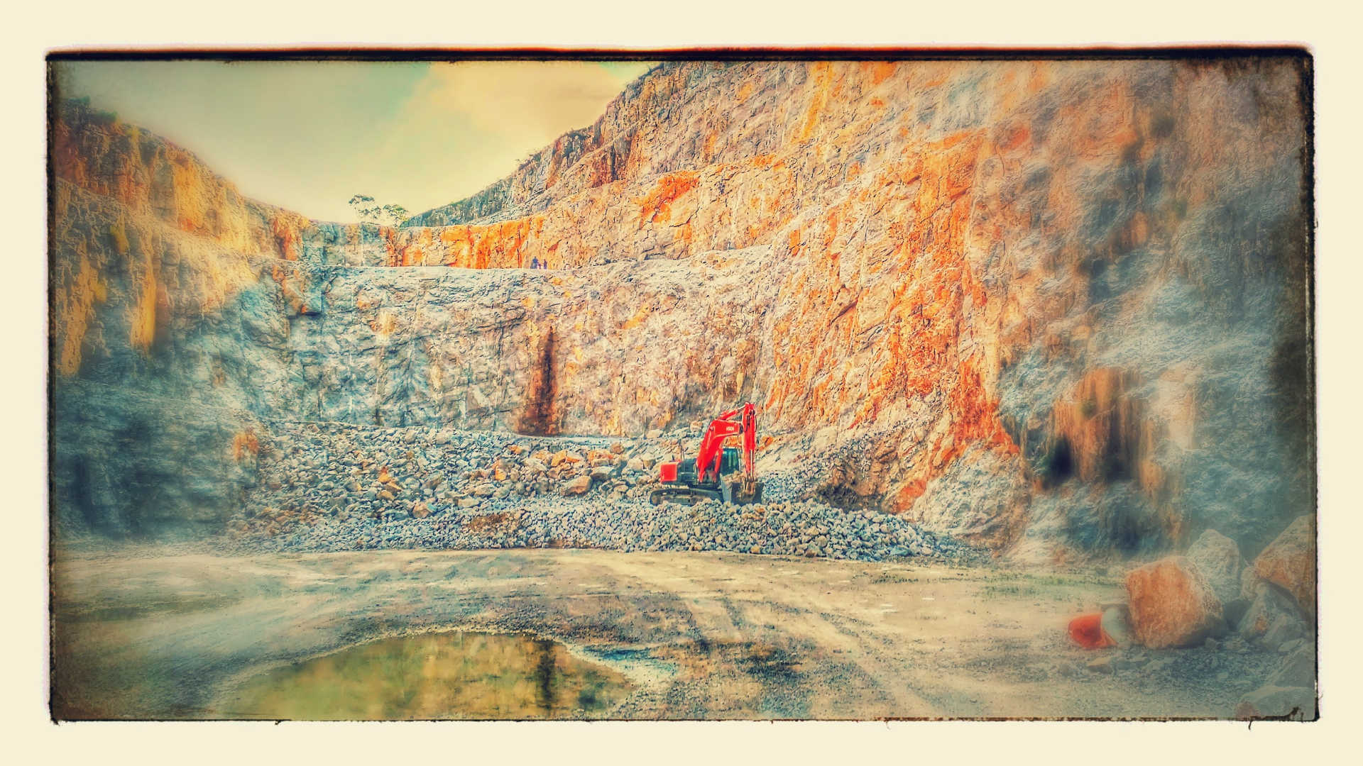 Retroexcavadora cargando en el frente de cantera