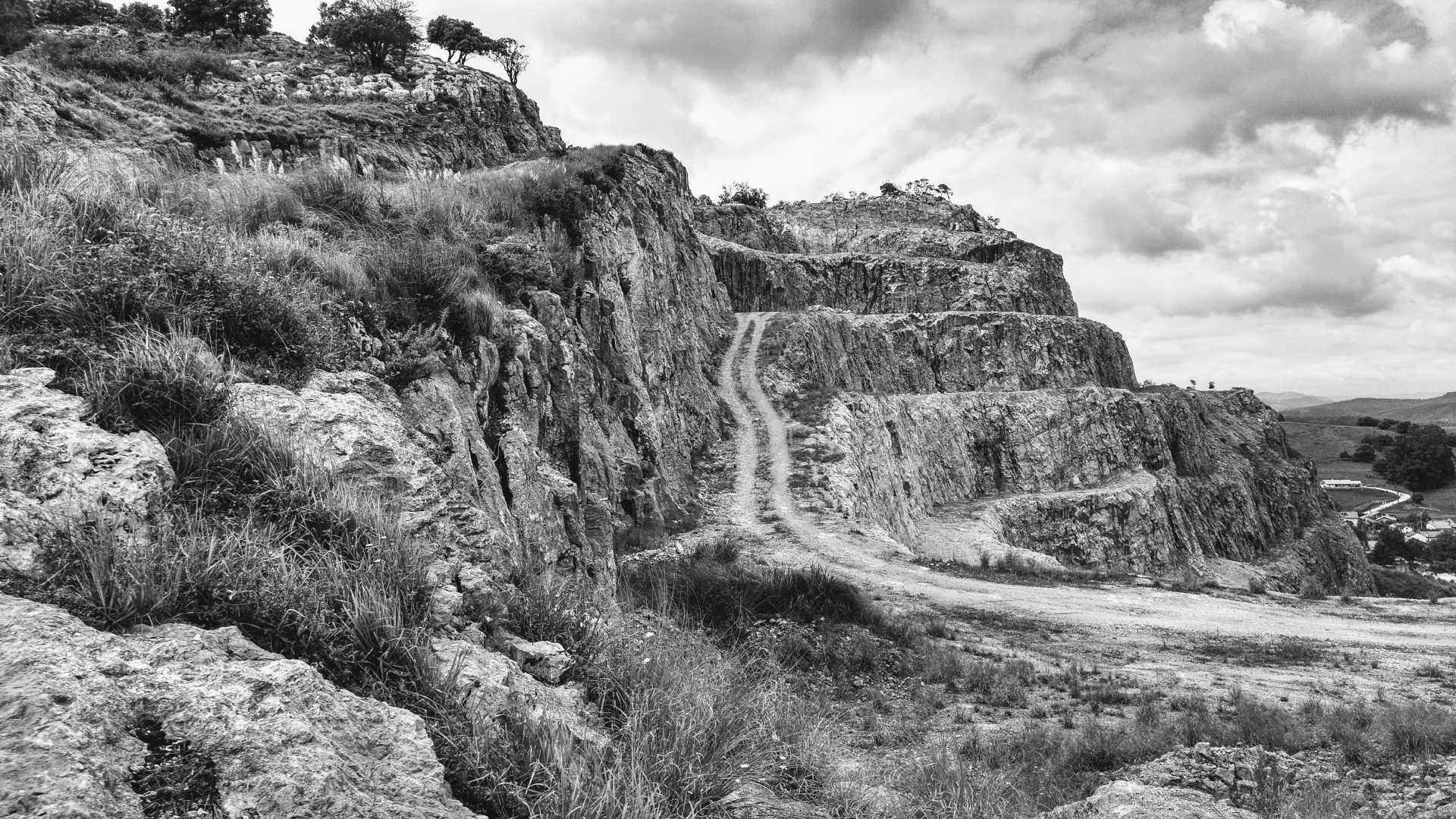 Rampa de acceso a bancos en cantera caliza