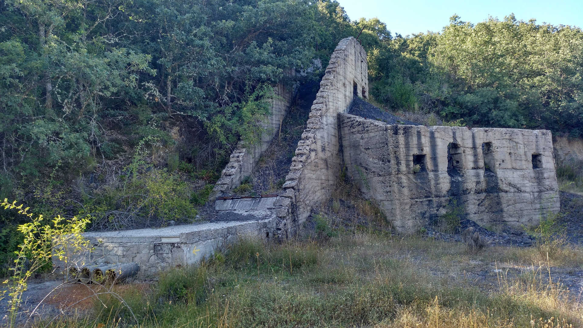 Pozo abandonado de mina subterránea de carbón